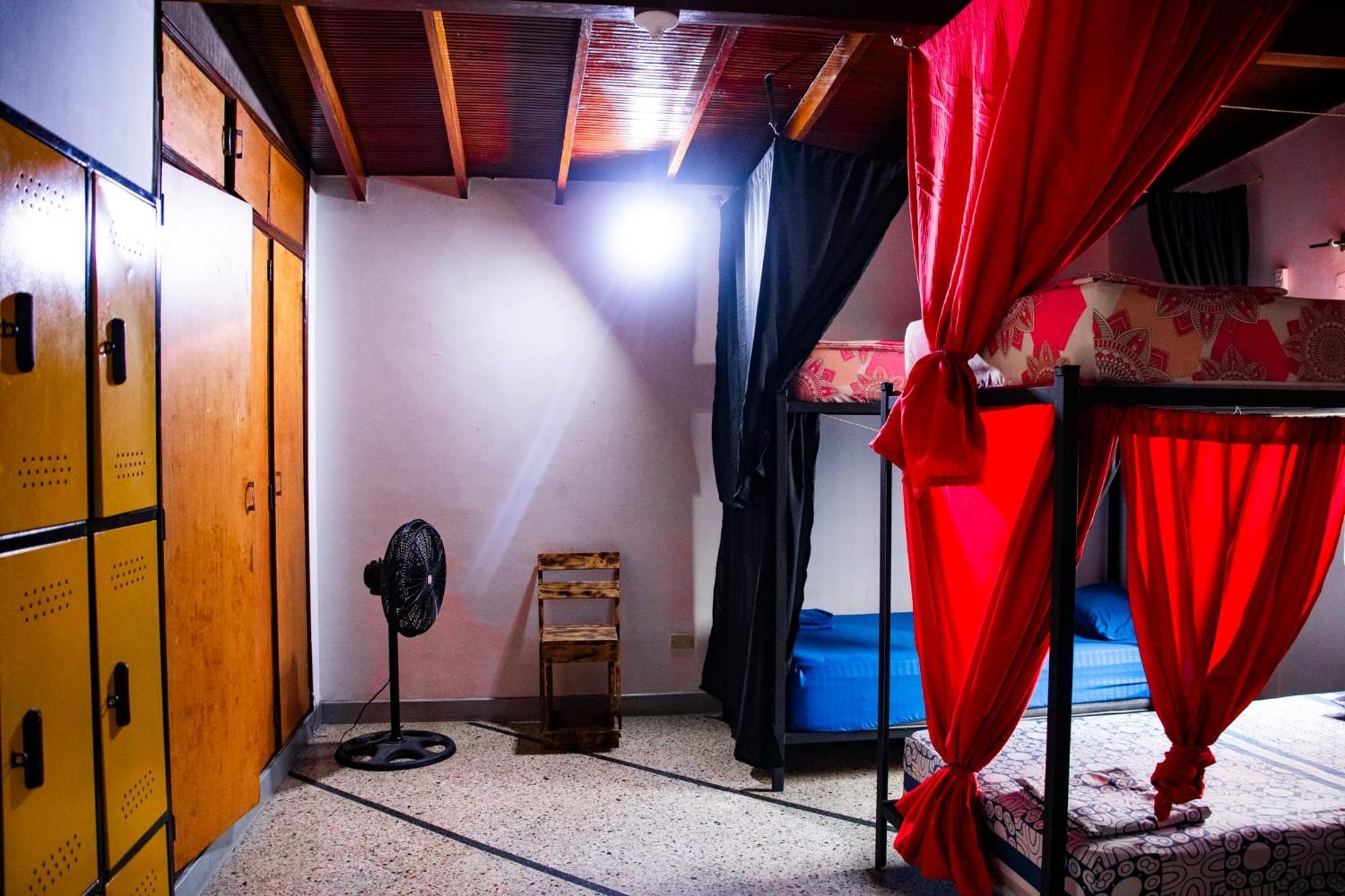 Casa Almarita - Hostal, Bar Y Restaurante Medellín Eksteriør billede