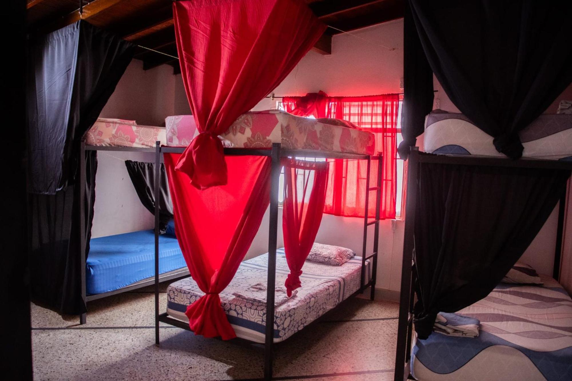 Casa Almarita - Hostal, Bar Y Restaurante Medellín Eksteriør billede