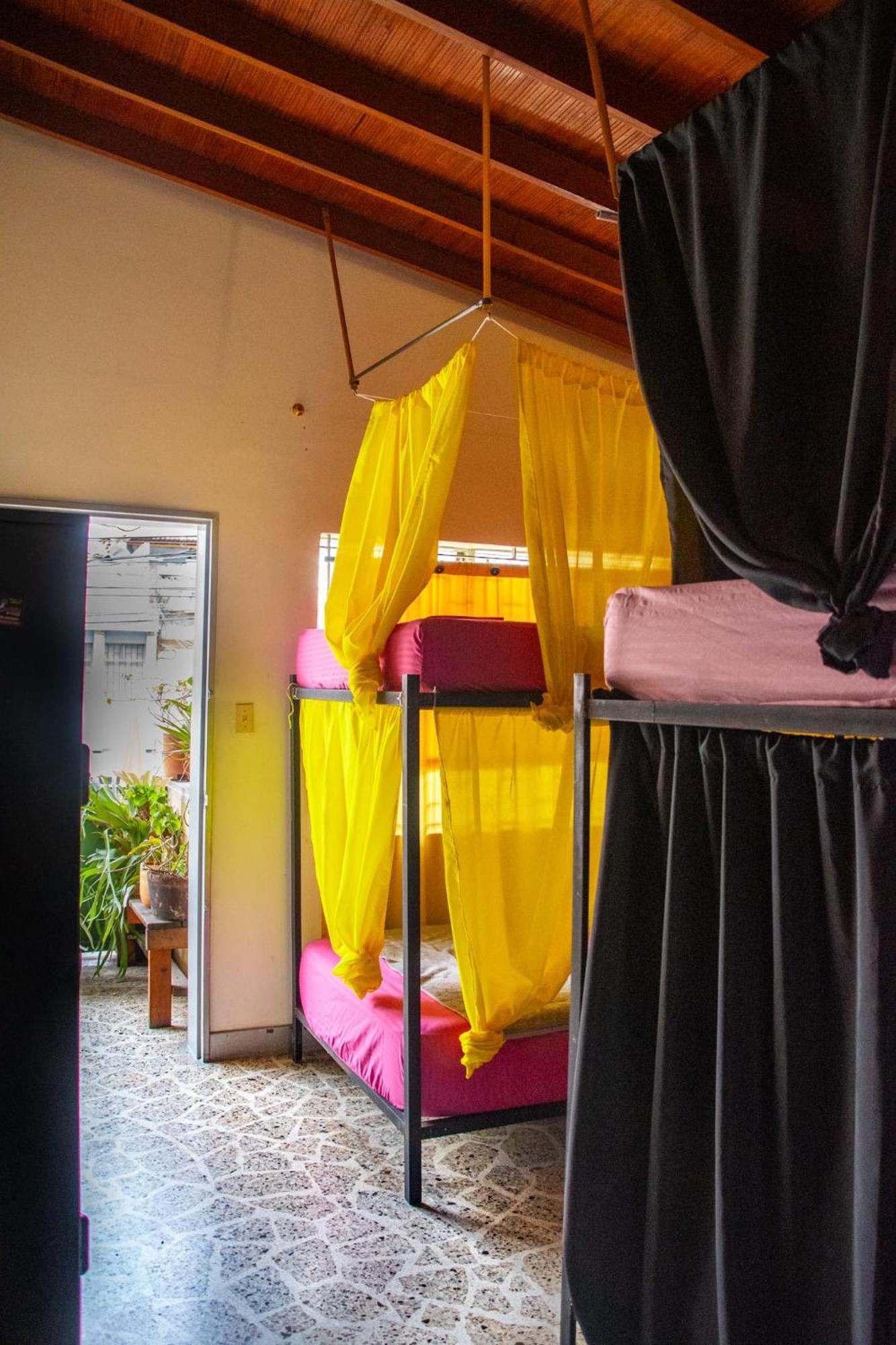Casa Almarita - Hostal, Bar Y Restaurante Medellín Eksteriør billede